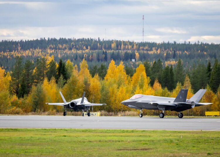 Lähes kymmenen miljardin hankintavaltuus F-35-hävittäjiin kasvattaa puolustusmäärärahoja. Kaksi ensimmäistä hävittäjää saapuivat Rovaniemelle syyskuussa.