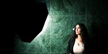 – Ihmisenä, joka on nähnyt läheltä islamilaisen hallinnon julmat kidutukset ja vainojen seuraukset, en voi olla kokematta toivon pilkahdusta, Rojin Birzoi sanoo.