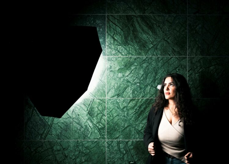 – Ihmisenä, joka on nähnyt läheltä islamilaisen hallinnon julmat kidutukset ja vainojen seuraukset, en voi olla kokematta toivon pilkahdusta, Rojin Birzoi sanoo.