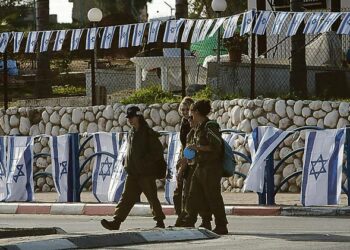 Israelilaisia naissotilaita Sderotin kaupungissa .