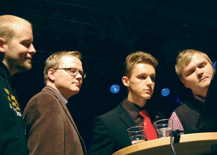 Eurovaaliehdokkaat Jussi Saramo, Juha Iso-Aho, Niko Korte ja kokoomusnuorten puheenjohtaja Teppo Leinonen joutuivat paneelissa tunnistamaan EU:n toimihenkilöitä kuvien perusteella.