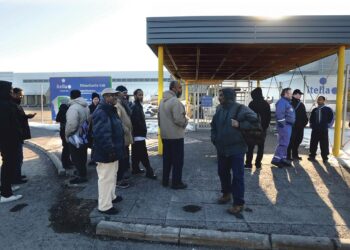 Itellan Vantaan logistiikkakeskuksen työntekijät marssivat eilen työpaikalta vastalauseena lomautuksille.