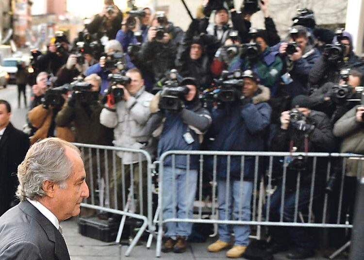 Miljardihuijaukset kaadetaan aina tavallisen työtätekevän kansanosan niskaan. Bernard Madoffin (kuvassa) pyramidihuijaus USA:ssa on maksanut jo 65 miljardia dollaria.