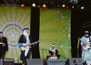 Malilainen Terakaft hurmasi yleisön aavikkobluesillaan. Yhtyeen musiikin juuret ovat  syvällä läntisen Saharan alueella elävien tuaregien kulttuurissa.