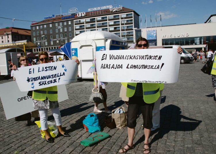 Turun kaupungin henkilöstöryhmät vastustivat kesäkuussa julkisen terveydenhuollon lomautuksia.