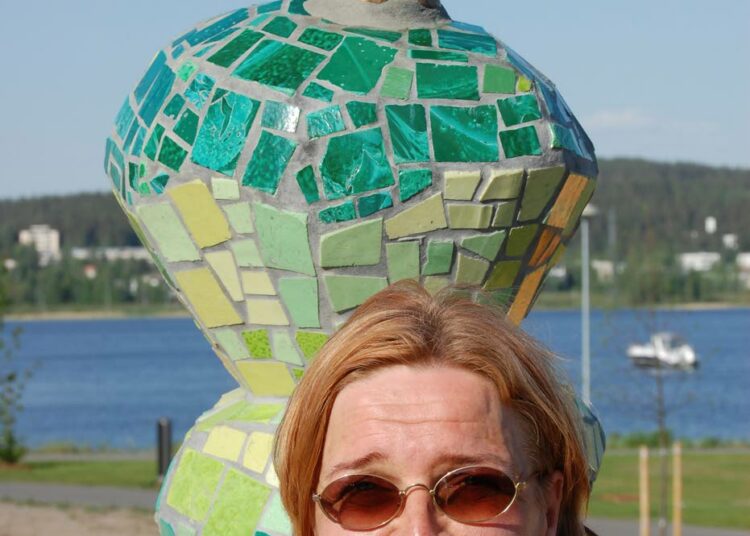 Marja Kolulta jää Jyväskylään useita mosaiikkitöitä, muun muun muassa Lutakon puistoon toissa kesänä paljastettu teos ?Rastatukkainen soffa ja Aatamin puraisu?.