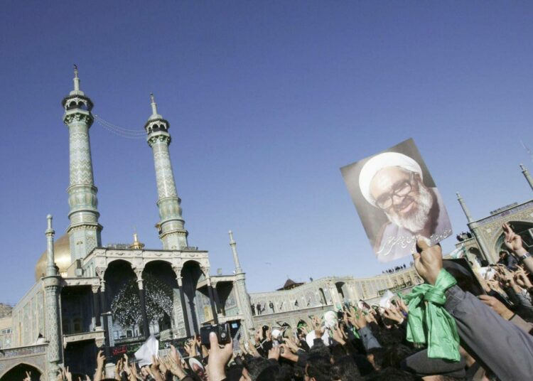 Suurajatolla Hossein Ali Montazerin hautajaisista tuli opposition mielenosoitus maanantaina shiiojen pyhässä kaupungissa Qomissa.