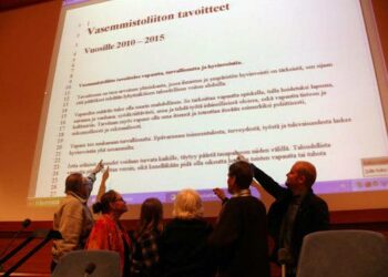 Uudenmaan vasemmistopiirin keskustelutilaisuus puolueohjelmasta pidettiin Espoon valtuustosalissa.