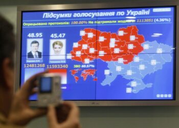 Ukrainan kahtiajakautuneisuus läntisiin Tymo?enkon kannattajiin ja itäisiin Janukovit?in kannattajiin näkyy selvästi vaali-illan kartassa.