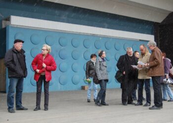 Vasemmistoliiton puoluetoimiston väki ja paikalliset järjestäjät tarkastelivat perjantaina kevyessä räntäsateessa puoluejuhlapaikkaa Jyväskylän Lounaispuistossa. Juhlapäiväksi odotetaan parempaa säätä.