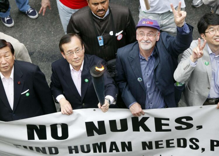 Hiroshiman ja Nagasakin pormestarit Tadotoshi Akiba (2. vas.) ja Tomihisa Taue (oik.) osallistuivat ydinaseiden vastaiseen marssiin New Yorkissa toukokuun alussa.