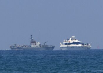Israelilainen sotalaiva saattamassa yhtä Israelin kommandojoukkojen valtaamista avustuslaivoista Ashdodin satamaan.