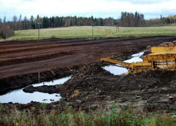 Tiedeakatemian kannanoton mukaan nykyinen käytäntö tuottaa energiaa turpeella aiheuttaa samaa suuruusluokkaa olevan kasvihuonevaikutuksen kuin kivihiili, kun päästöt lasketaan koko elinkaaren ajalta.