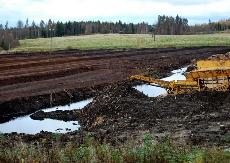 Tiedeakatemian kannanoton mukaan nykyinen käytäntö tuottaa energiaa turpeella aiheuttaa samaa suuruusluokkaa olevan kasvihuonevaikutuksen kuin kivihiili, kun päästöt lasketaan koko elinkaaren ajalta.