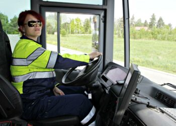 Tämä on minun juttuni, Christa Hautamäki sanoo työstään kuorma-autonkuljettajana.