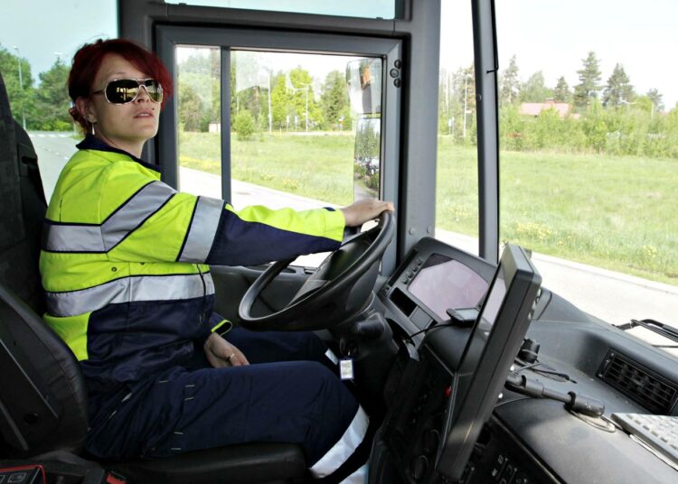 Tämä on minun juttuni, Christa Hautamäki sanoo työstään kuorma-autonkuljettajana.