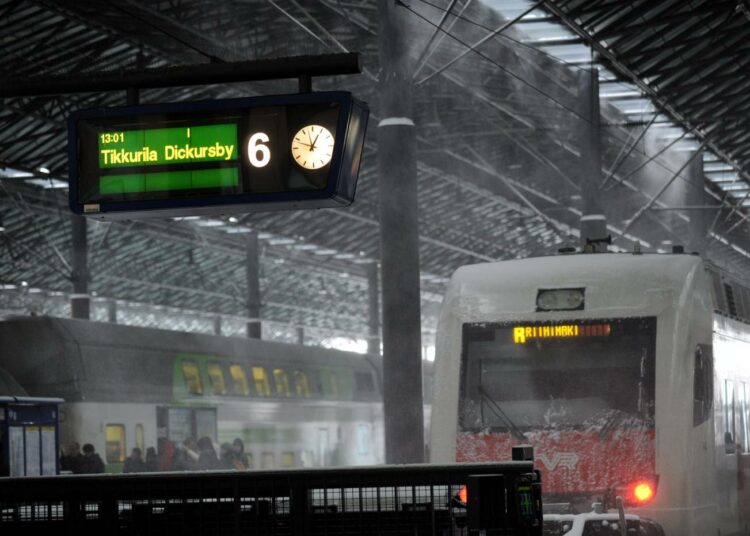 Viime talven lumiongelmat ja lähijunien jatkuvat myöhästelyt ovat saaneet ihmiset pohtimaan kilpailuttamisen etuja.