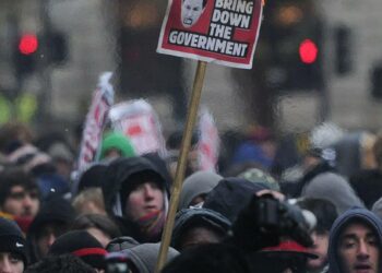 Brittiopiskelijat osoittamassa mieltään Lontoossa lukukausimaksujen kolminkertaistamista vastaan.