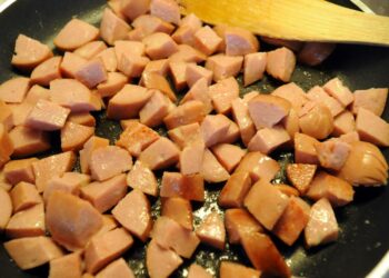 Lenkkimakkaran lihapitoisuus keikkuu monissa suosituissa suomalaismakkaroissa 50 prosentissa ja siinä luvussa on jo mukana kamara ja jänteetkin.