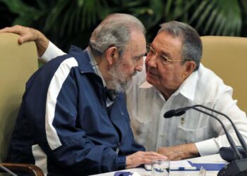 Fidel ja Raúl Castro puoluekokouksessa tiistaina.
