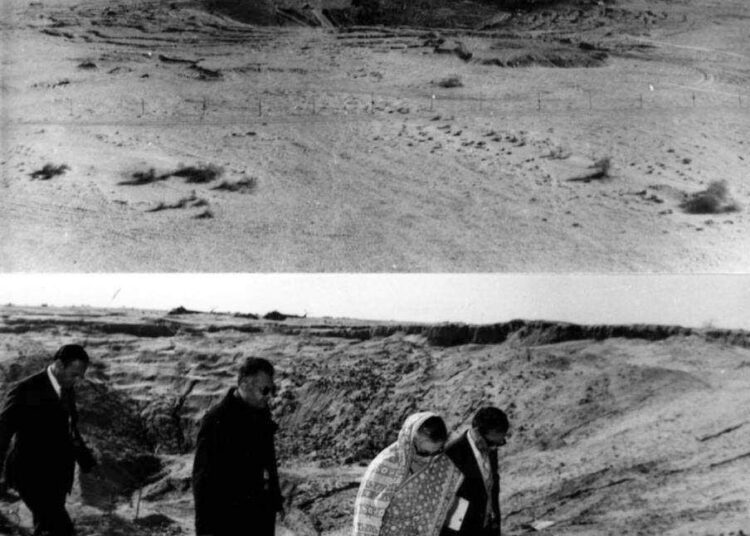 Intian edesmennyt pääministeri Indira Gandhi tarkastamassa maan ensimmäisen ydinkokeen paikkaa Pokhranissa 19.5. 1974.