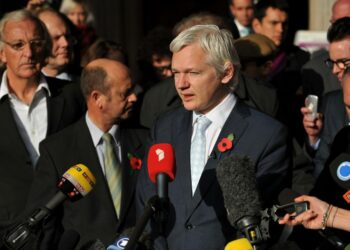 WikiLeaksin perustaja Julian Assange esiintyi kaatuneiden muistopäivään liittyvä unikkotunnus rintapielessään puhuessaan lehdistölle viime viikolla.