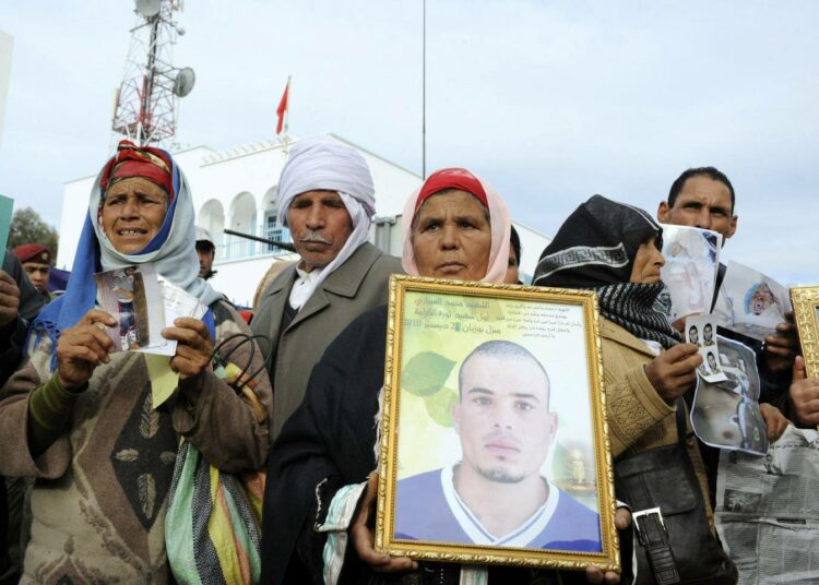 Tunisian kansannousussa kuolleiden omaiset kantoivat vihanneskauppias Mohamed Bouazizin kuvaa Sidi Bouzidin kaupungissa joulukuussa. Bouazizin vuotta aikaisemmin tapahtunutta polttoitsemurhaa pidetään lähtöpisteenä Tunisian kuohunnalle.