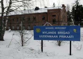 Perusristiriita piilee siinä, sovittiinko hallitusneuvotteluissa Dragsvikin säilyttämisestä vai ei.