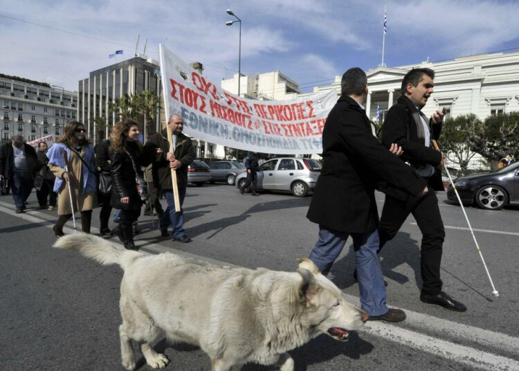 Näkövammaisten mielenosoitus Ateenassa viime tiistaina.