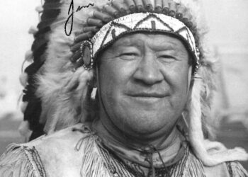 Kymmen- ja viisiottelut Tukholmassa voittanut yhdysvaltalainen Jim Thorpe oli oikealta intiaaninimeltään Wah-Thu-Huk. Hän poseerasi mielellään valokuvaajille perinneasussa.