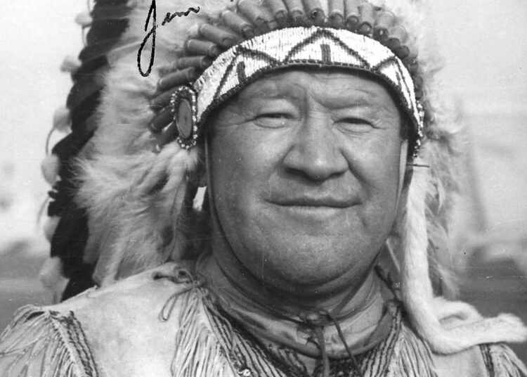 Kymmen- ja viisiottelut Tukholmassa voittanut yhdysvaltalainen Jim Thorpe oli oikealta intiaaninimeltään Wah-Thu-Huk. Hän poseerasi mielellään valokuvaajille perinneasussa.