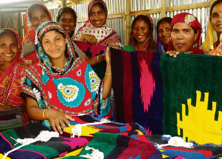 Bangladeshilaisen Kachukathan kylän naiset kutovat ryijymattoja mikroluoton avulla perustetussa yrityksessään.