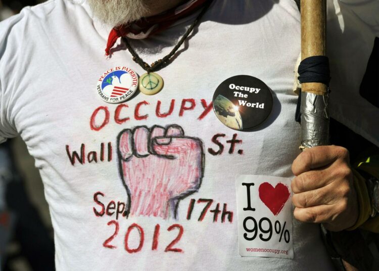 OWS-liikkeen vuosijuhlat aloitettiin lauantaina mielenosoituksella New Yorkin Washington Square -puistossa.