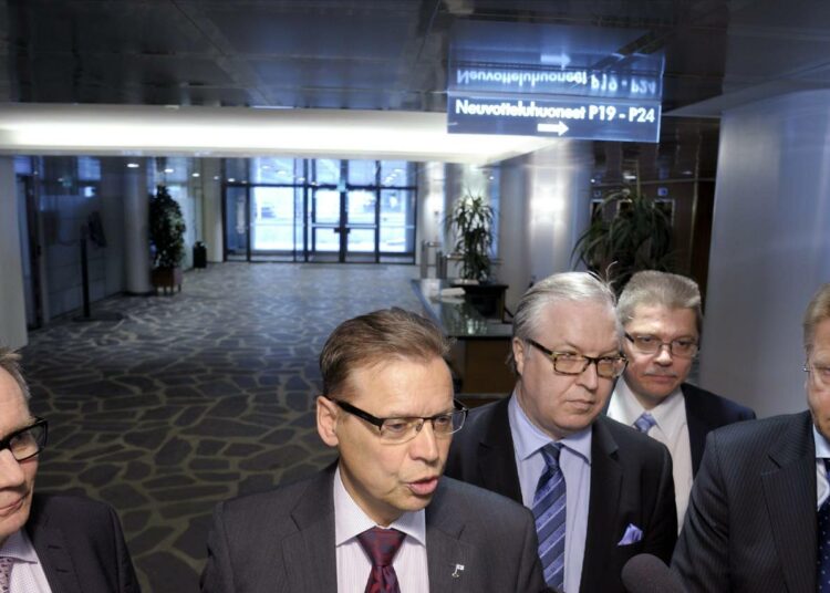 STTK:n puheenjohtaja Mikko Mäenpää (vas.), SAK:n puheenjohtaja Lauri Lyly, Akavan puheenjohtaja Sture Fjäder, Kunnallisen työmarkkinalaitoksen työmarkkinajohtaja Markku Jalonen ja EK:n toimitusjohtaja Jyri Häkämies puhuivat medialle torstaina 14. maaliskuuta.