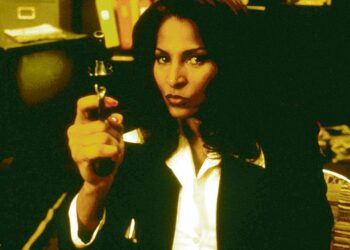 Jackie Brown (Pam Grier) on kovapintainen lentoemäntä, joka salakuljettaa asekauppiaspomonsarahoja ammattinsa varjolla.