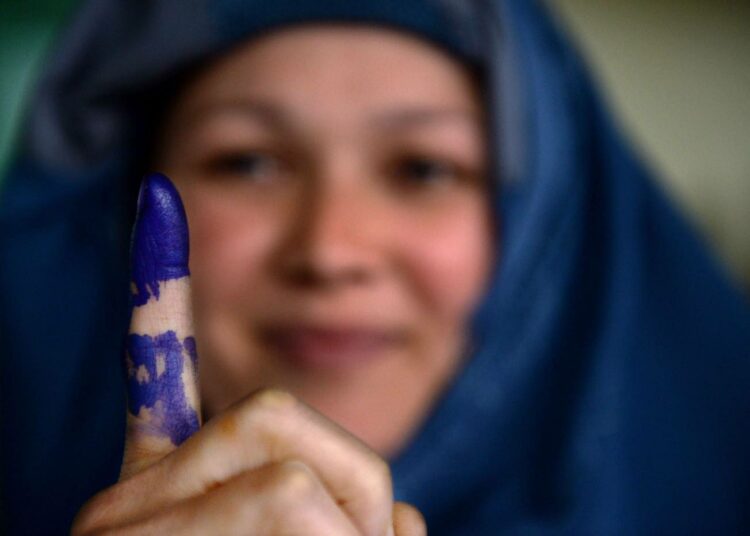 Afganistanissa äänestettiin huhtikuun alussa. Äänestyksen merkiksi sormi merkittiin sinisellä musteella. Vaalien tuloslaskenta on edelleen käynnissä.