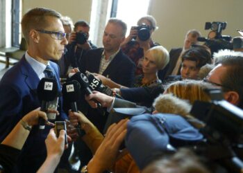 Pääministeri Alexander Stubb vastasi toimittajien kysymyksiin Venäjä-pakotteista tiistaina eduskunnassa.