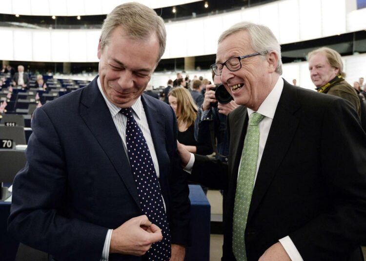 Komission tuleva puheenjohtaja Jean-Claude Juncker vitsaili Britannian oikeistopopulistisen Ukip-puolueen johtajan Nigel Faragen kanssa ennen EU-parlamentin äänestystä keskiviikkona.