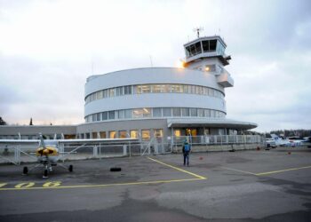 Malmin lentoaseman pyöreän terminaalirakennuksen korkeimmasta kohdasta johdetaan vilkasta lentoliikennettä.