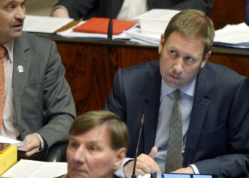 Vasemmistoliiton kansanedustajat Kari Uotila (vas.) ja Paavo Arhinmäki (oik.) eduskunnan lähetekeskustelussa keskiviikkona.