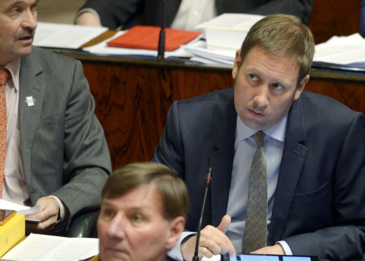 Vasemmistoliiton kansanedustajat Kari Uotila (vas.) ja Paavo Arhinmäki (oik.) eduskunnan lähetekeskustelussa keskiviikkona.