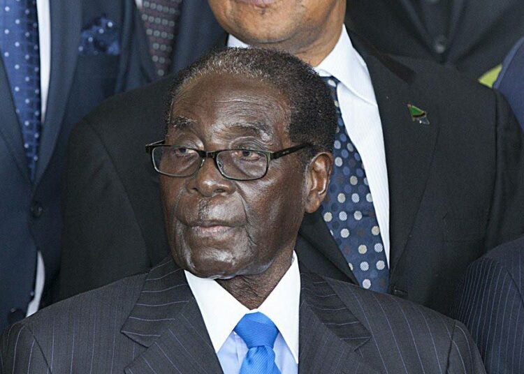 Zimbabwen presidentti Robert Mugabe (edessä) Afrikan unionin kokouksen avajaisseremoniassa Etiopian Addis Abebassa tammikuun lopussa. Mugabe valittiin kokouksessa AU:n puheenjohtajaksi.