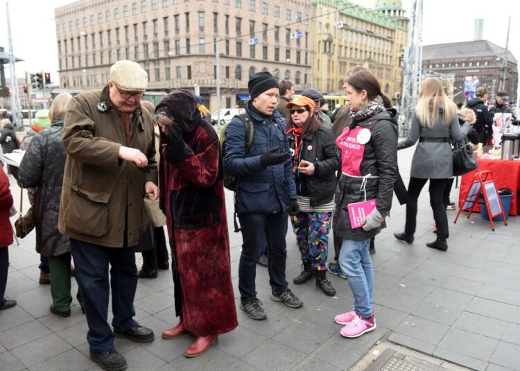 Helsingin Vasemmistoliiton naisehdokkaat tempaisivat kaupungin keskustassa puolustamalla julkisia palveluja.