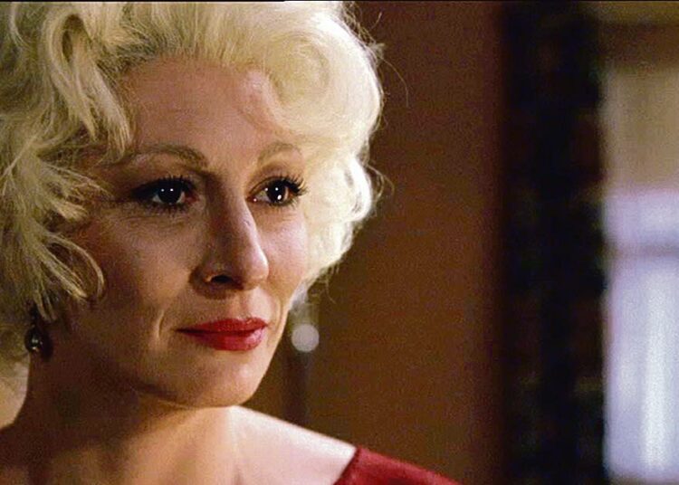 Huijarit on rikosjännäri ammattihuijareista, joiden läheisimpiä ihmissuhteita alan armoton todellisuus koettelee.  Kuvassa Anjelica Huston.