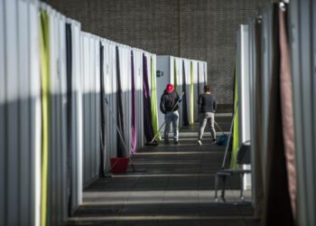 Työelämän sääntelyn purusta innostunut Euroopan komissio on esittänyt, että pienet ja keskisuuret yritykset pitäisi jättää kokonaan työsuojelulainsäädännön ulkopuolelle. Siivoojia berliiniläisellä lentokentällä.