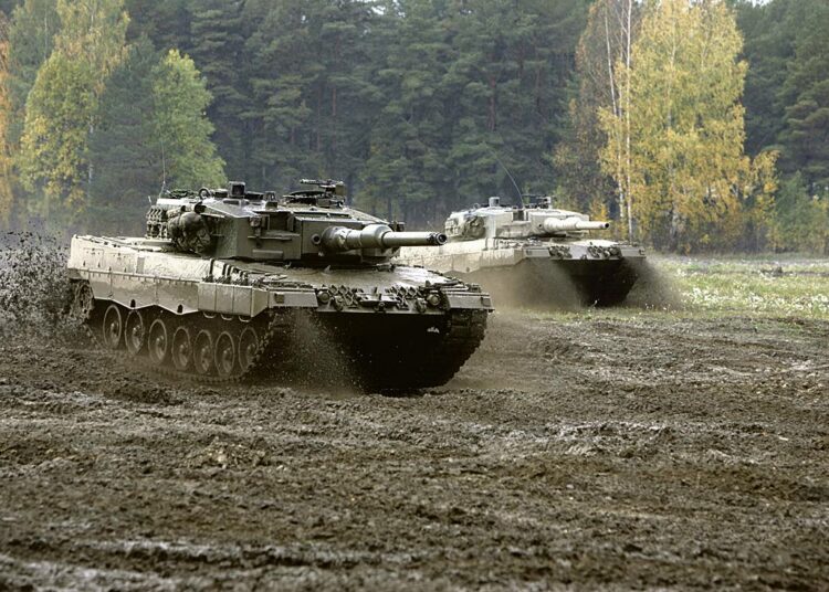 Kirjoittaja ihmettelee, miten puolustusvoimilla riittää rahaa aseiden ostamiseen, mutta ei ruokahuollosta vastaavan henkilöstönsä palkkoihin. Kuvassa taistelupanssarivaunu Leopard 2 A4.