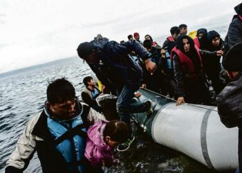 Pakolaisia saapumassa Kreikkaan Lesboksen saarelle marraskuussa 2015. Yli 800 000 syyrialaista, irakilaista ja afganistanilaista pakeni tänä vuonna sotaa Välimeren kautta Eurooppaan. Matkalla hukkuneiden määrää ei tiedä kukaan.