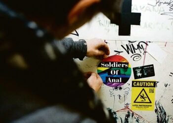 Punkbändi Anal Thunder jakoi keikallaan Joensuun Kerubissa Soldiers of Anal -tarroja keikkayleisölle. Tarrat on tehty vastalauseena katupartioinnin Joensuun kaduilla aloittaneelle Soldiers of Odin -ryhmälle.
