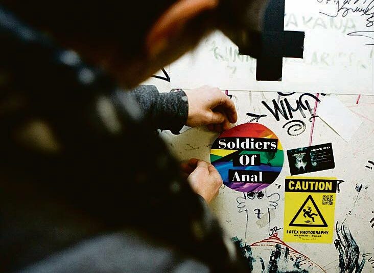 Punkbändi Anal Thunder jakoi keikallaan Joensuun Kerubissa Soldiers of Anal -tarroja keikkayleisölle. Tarrat on tehty vastalauseena katupartioinnin Joensuun kaduilla aloittaneelle Soldiers of Odin -ryhmälle.