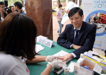 Vietnamin apulaisterveysministeri Nguyen Thanh Longin verensokeri mitattiin Hanoissa maailman terveyspäivänä 7.4.